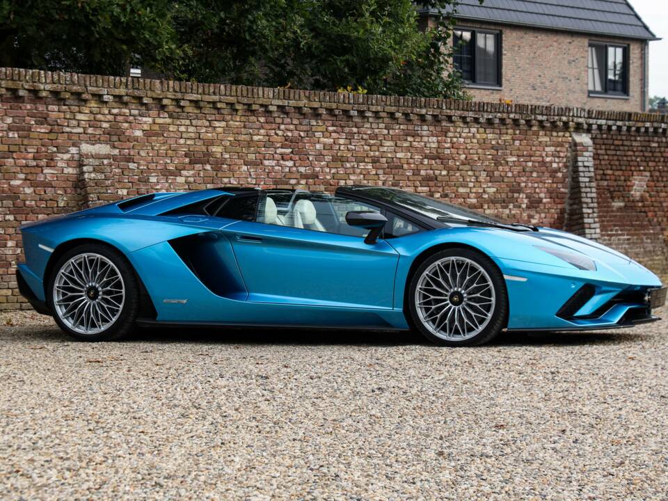 Image 32/50 of Lamborghini Aventador S (2018)