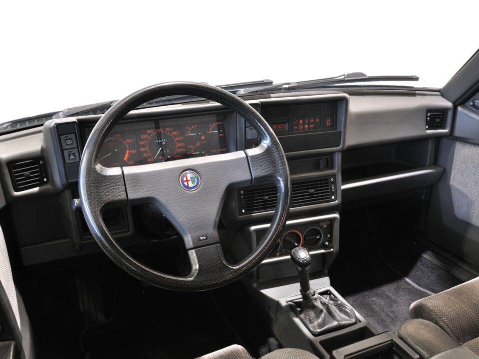 Bild 23/30 von Alfa Romeo 75 2.0 Twin Spark (1988)