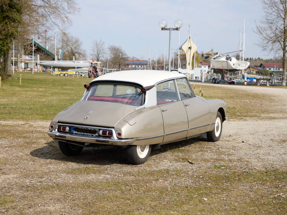 Image 7/28 of Citroën ID 19 (1966)