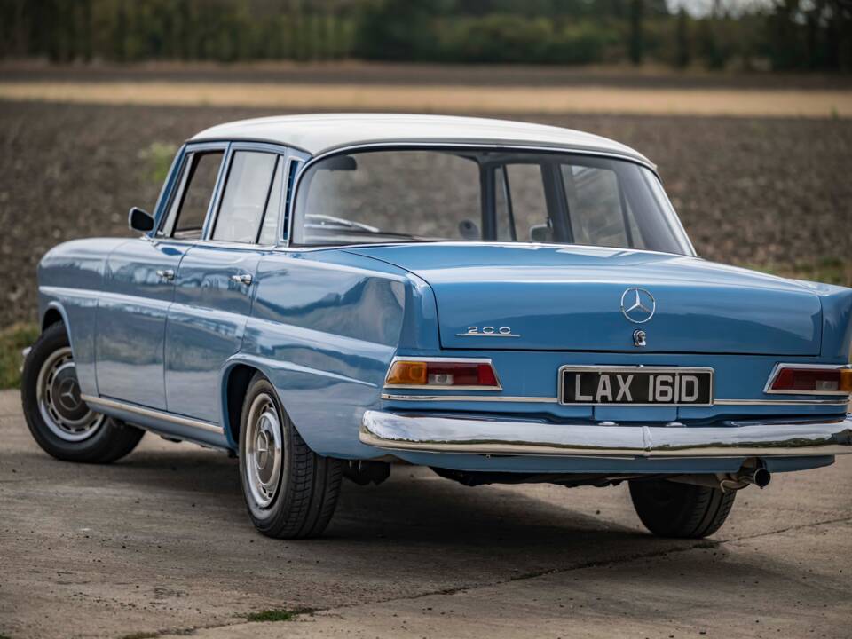 Image 3/10 de Mercedes-Benz 200 (1966)