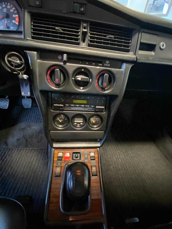 Bild 23/66 von Mercedes-Benz 190 E 2.3-16V (1986)