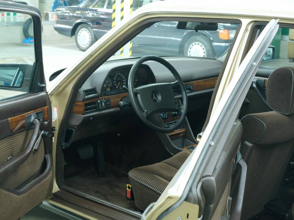 Bild 50/50 von Mercedes-Benz 280 SE (1980)