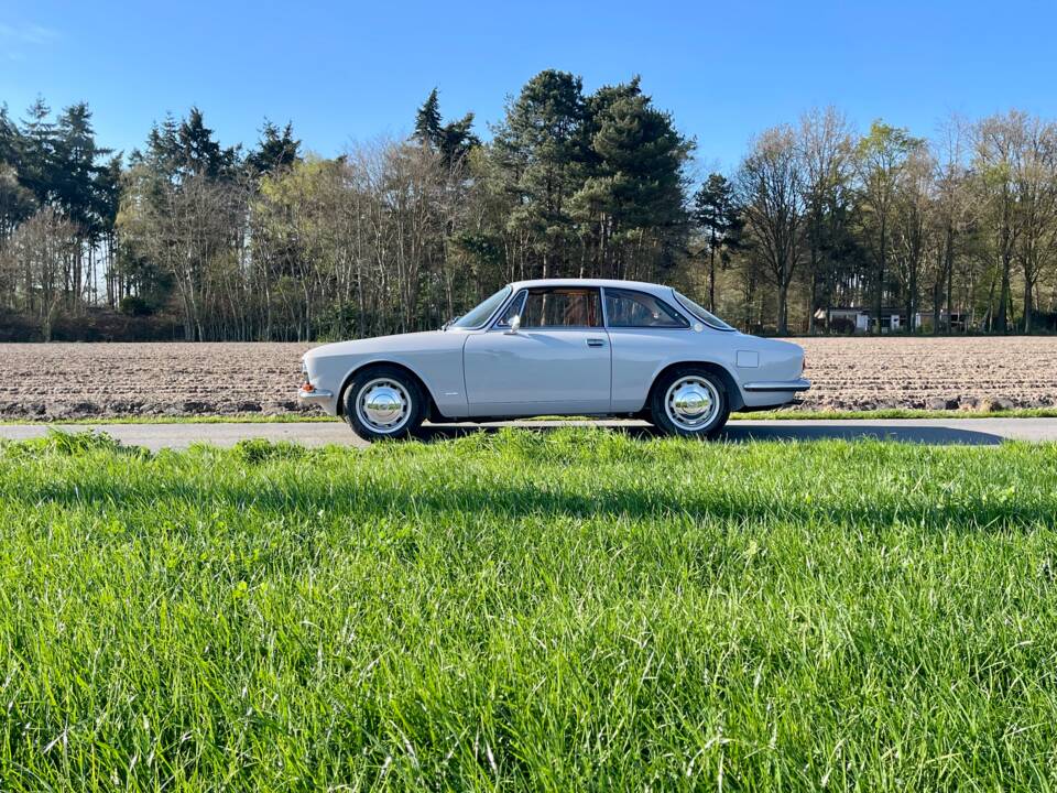 Image 29/47 de Alfa Romeo 1750 GT Veloce (1968)