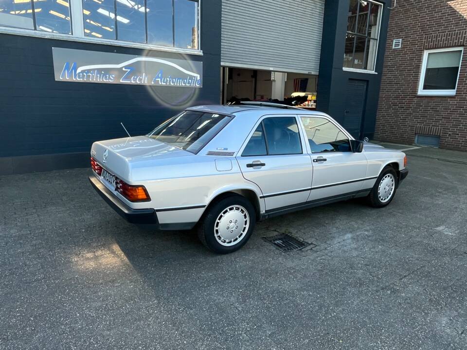 Image 13/89 de Mercedes-Benz 190 E 2.6 (1988)