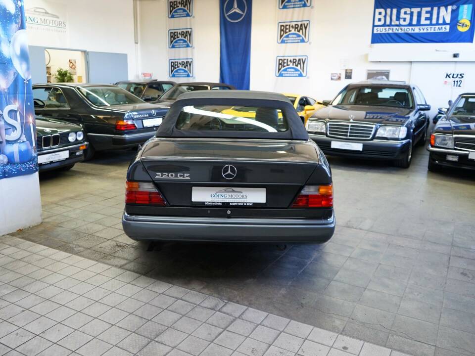 Immagine 24/30 di Mercedes-Benz 320 CE (1993)