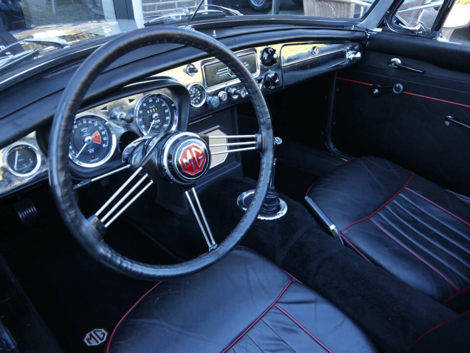 Image 20/50 de MG MGB (1966)