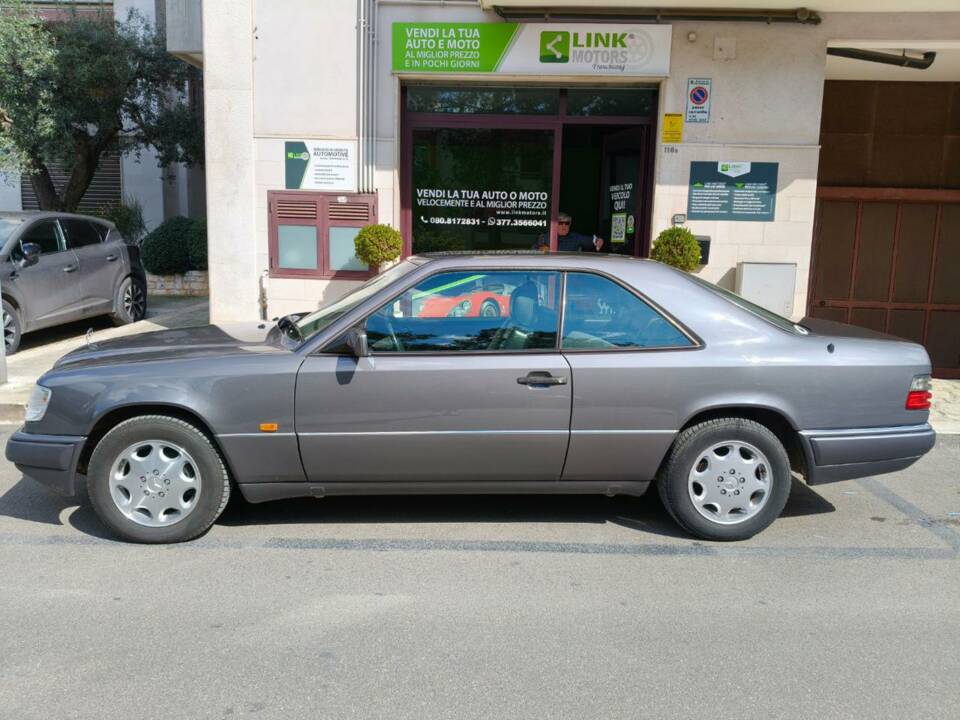 Immagine 29/35 di Mercedes-Benz E 200 (1995)