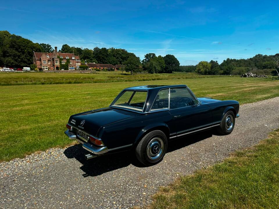 Image 48/55 of Mercedes-Benz 230 SL (1967)