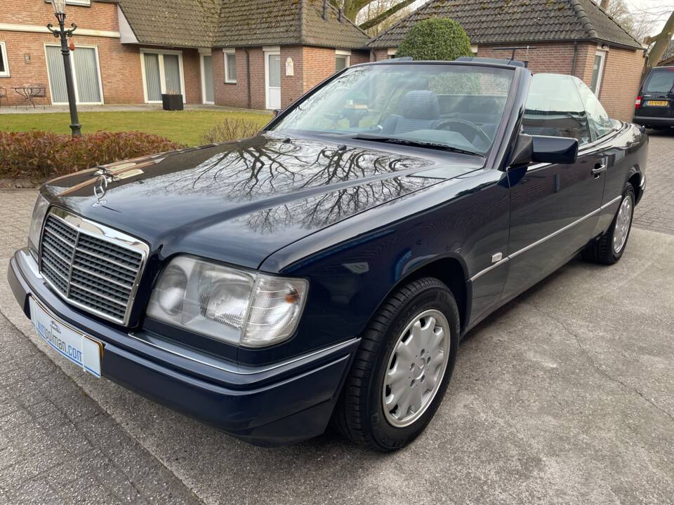 Image 1/25 of Mercedes-Benz E 200 (1996)