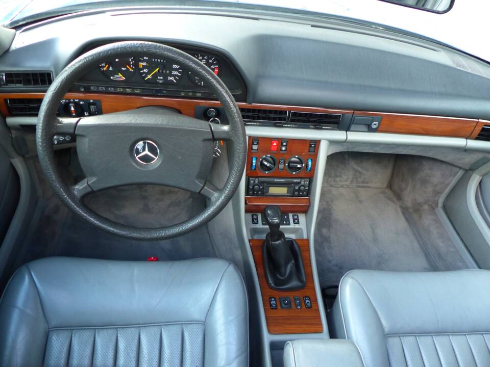 Imagen 9/16 de Mercedes-Benz 300 SE (1987)