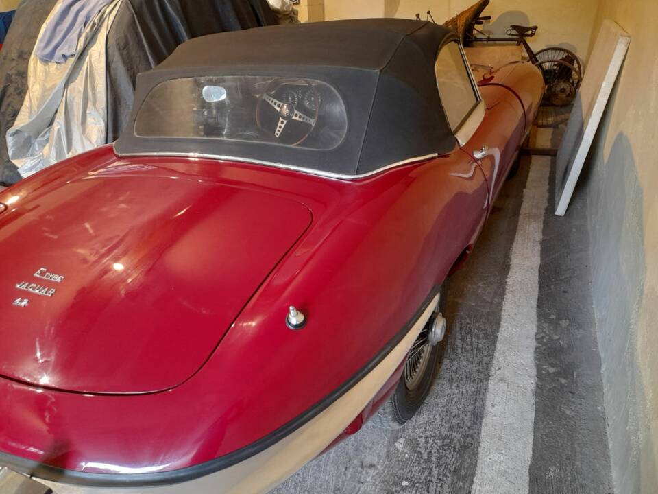 Image 8/8 of Jaguar E-Type (1969)