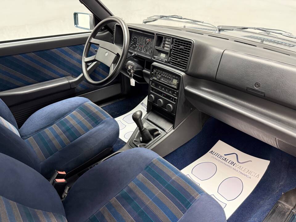 Image 13/30 of Lancia Delta 1.5 LX (1991)
