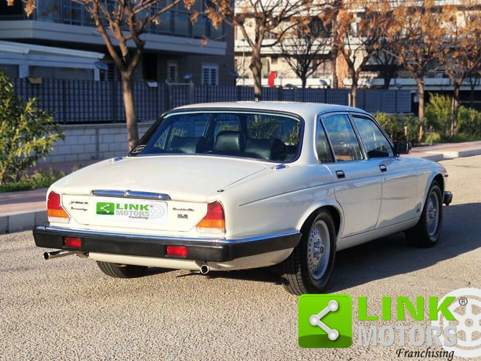 Image 2/10 of Jaguar XJ 12 (1985)