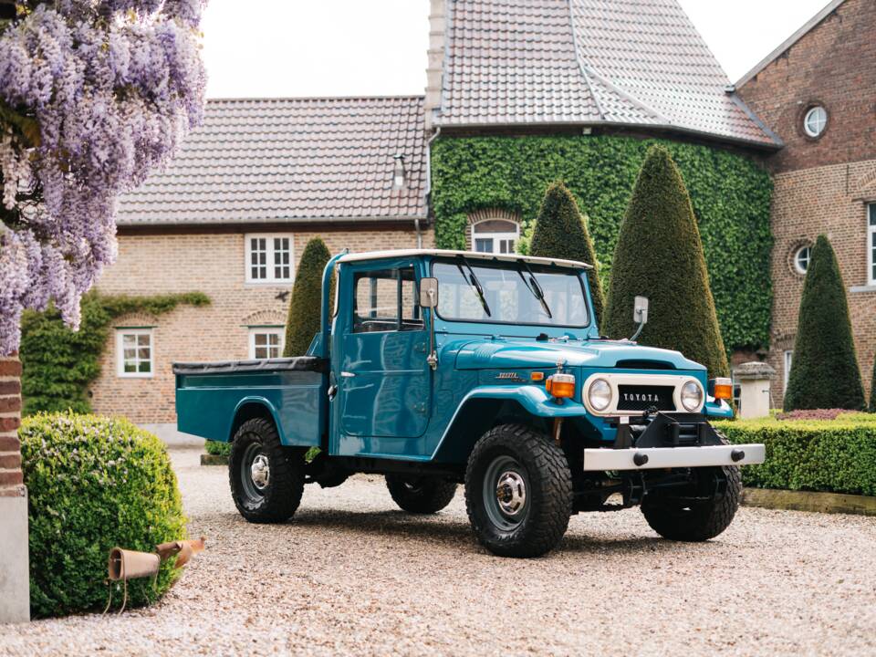 Image 3/20 of Toyota Land Cruiser FJ 45 (1976)