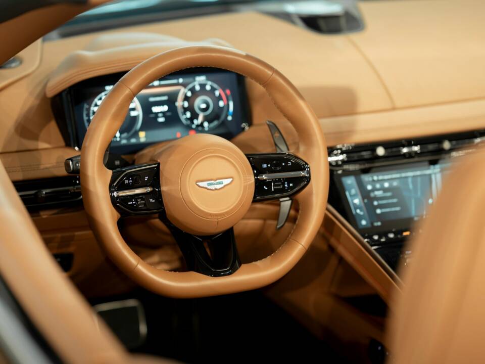 Bild 39/51 von Aston Martin DB12 Volante (2024)