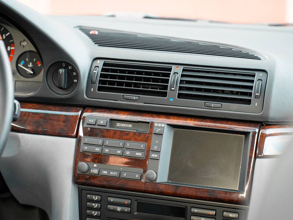 Image 39/55 of BMW 740i (1997)