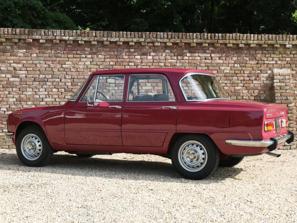 Image 2/50 de Alfa Romeo Giulia Nuova Super 1300 (1975)
