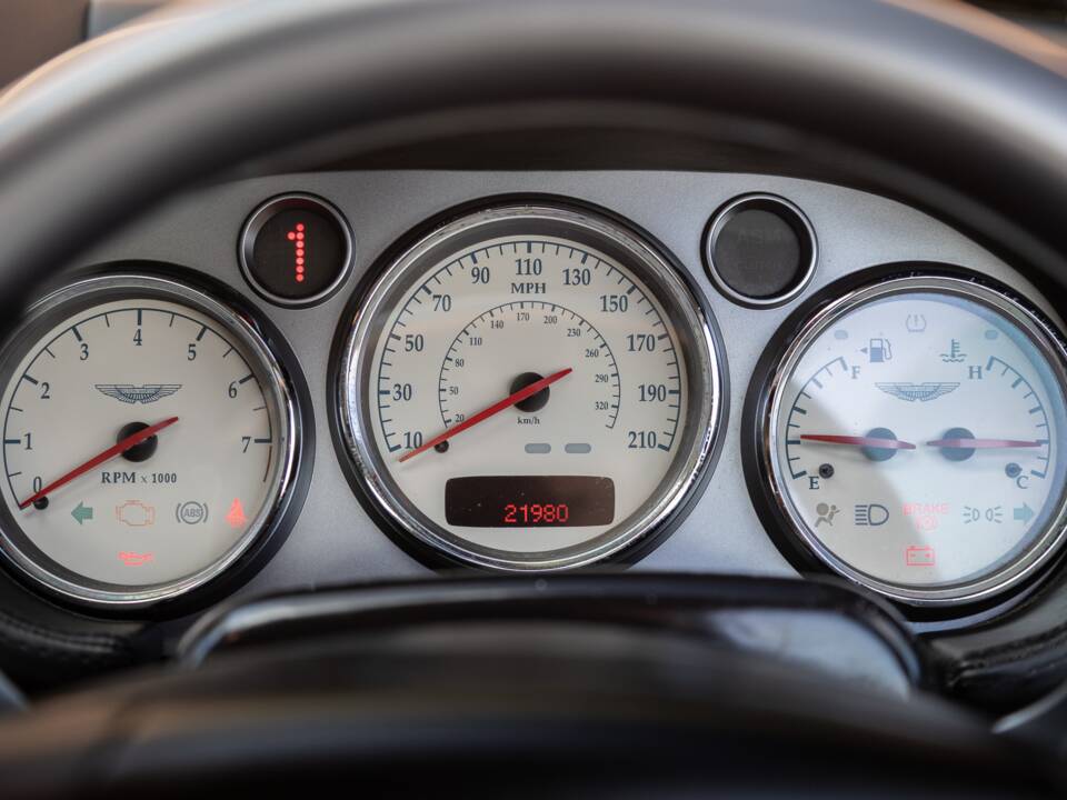 Image 25/30 of Aston Martin V12 Vanquish (2002)