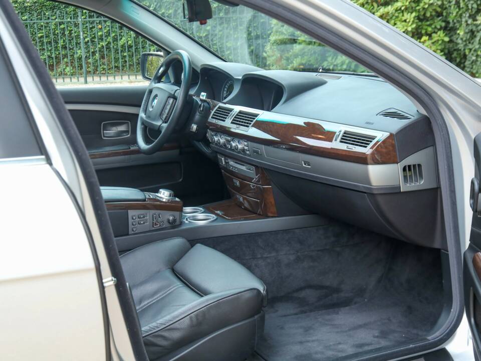 Immagine 44/50 di BMW 750i (2007)