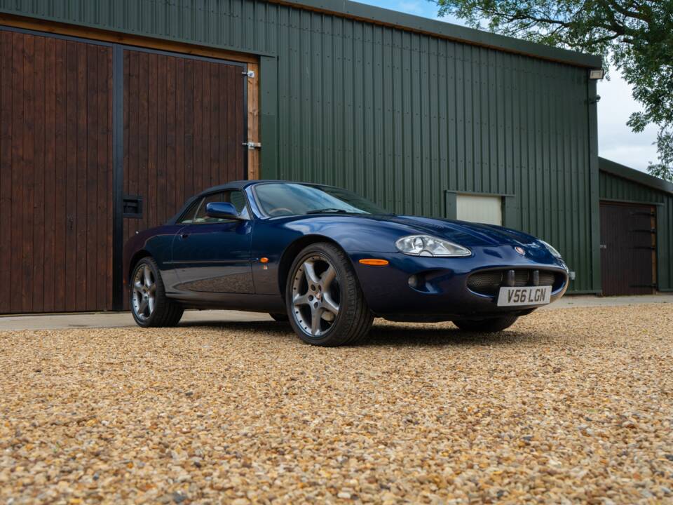 Image 29/50 of Jaguar XKR (2000)
