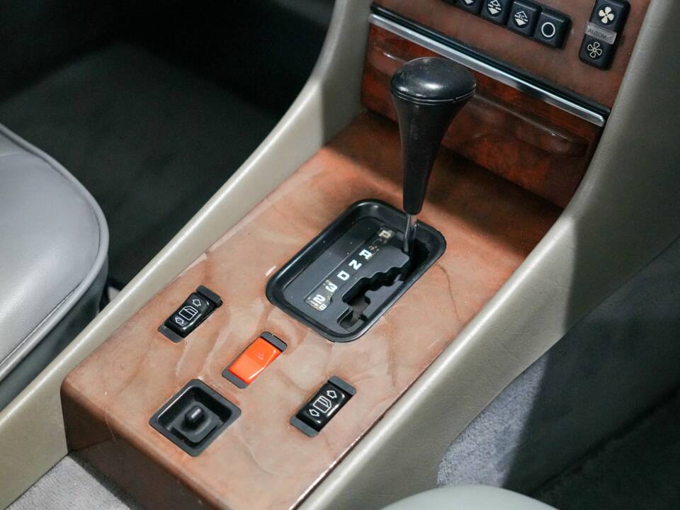 Afbeelding 14/24 van Mercedes-Benz 560 SL (1988)