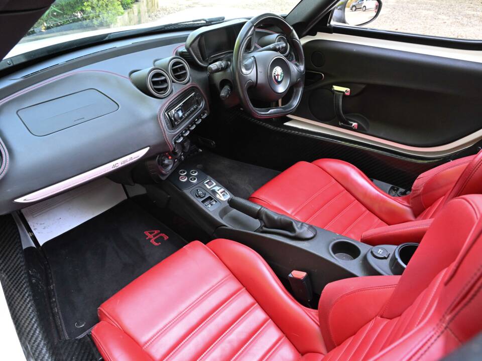 Image 34/50 of Alfa Romeo 4C Spider (2017)