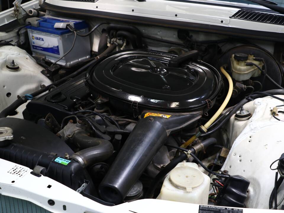 Bild 38/38 von Mercedes-Benz 230 CE (1984)