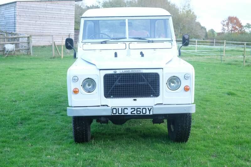 Image 8/50 of Land Rover 109 (1983)