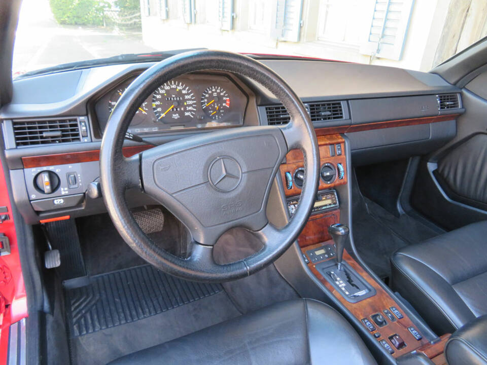 Imagen 12/20 de Mercedes-Benz 300 CE-24 (1993)