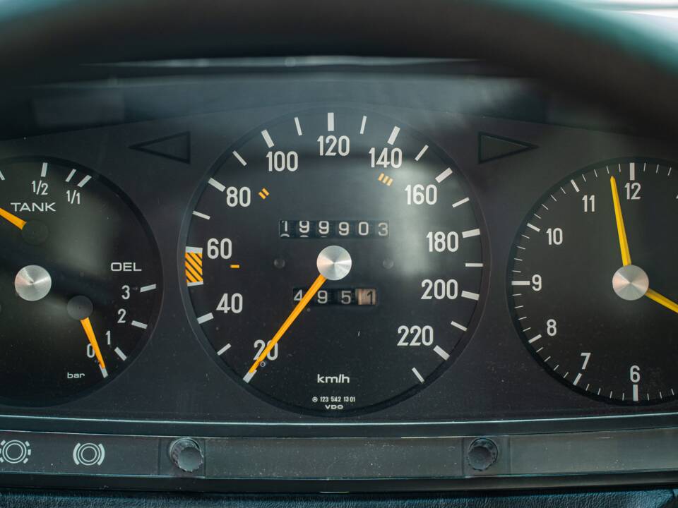 Image 25/53 de Mercedes-Benz 200 T (1982)