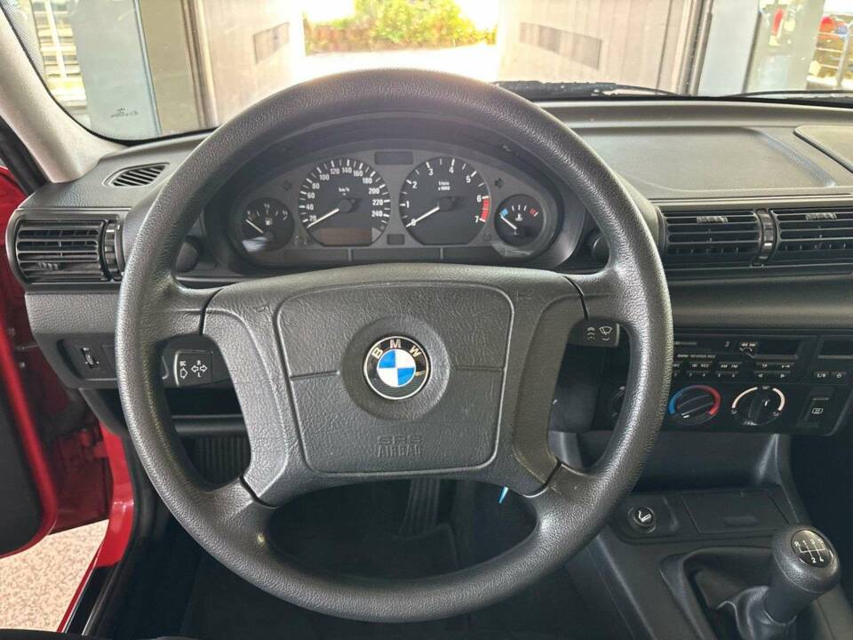 Image 14/21 of BMW 316i Compact (1994)