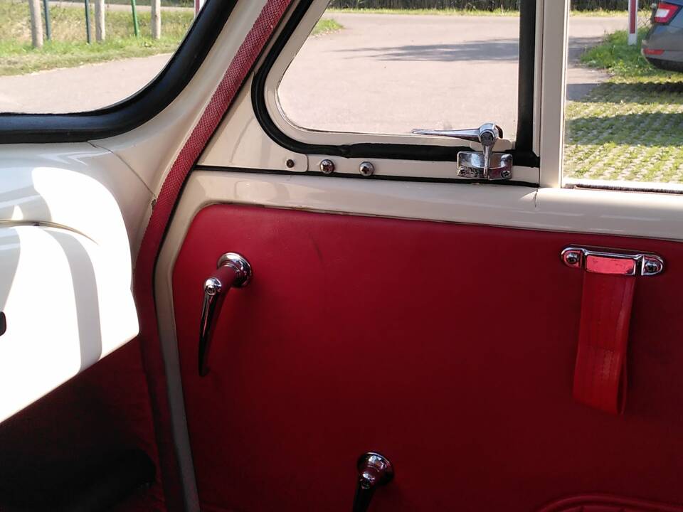 Image 34/38 of Morris Minor 1000 (1966)