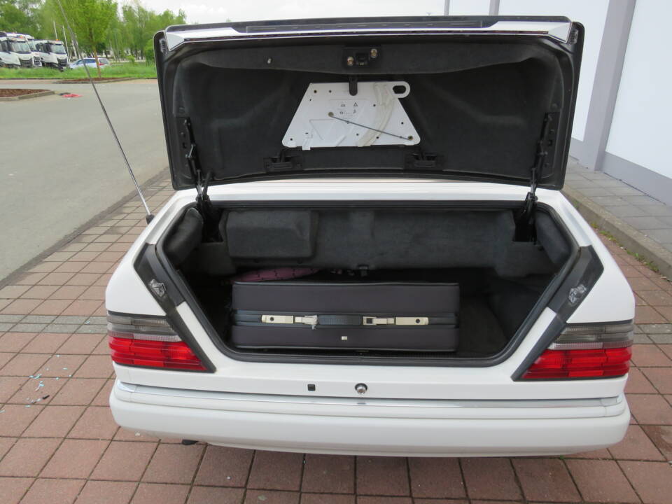 Image 2/5 of Mercedes-Benz E 220 (1994)