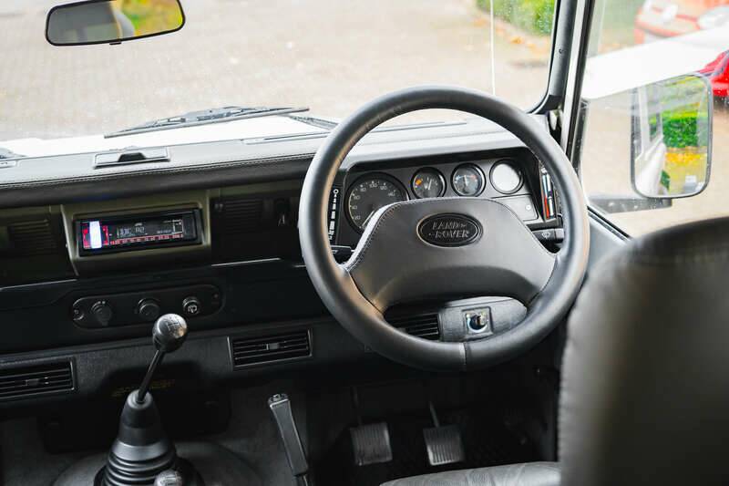 Image 34/41 of Land Rover Defender 90 "50th Anniversary" (1999)