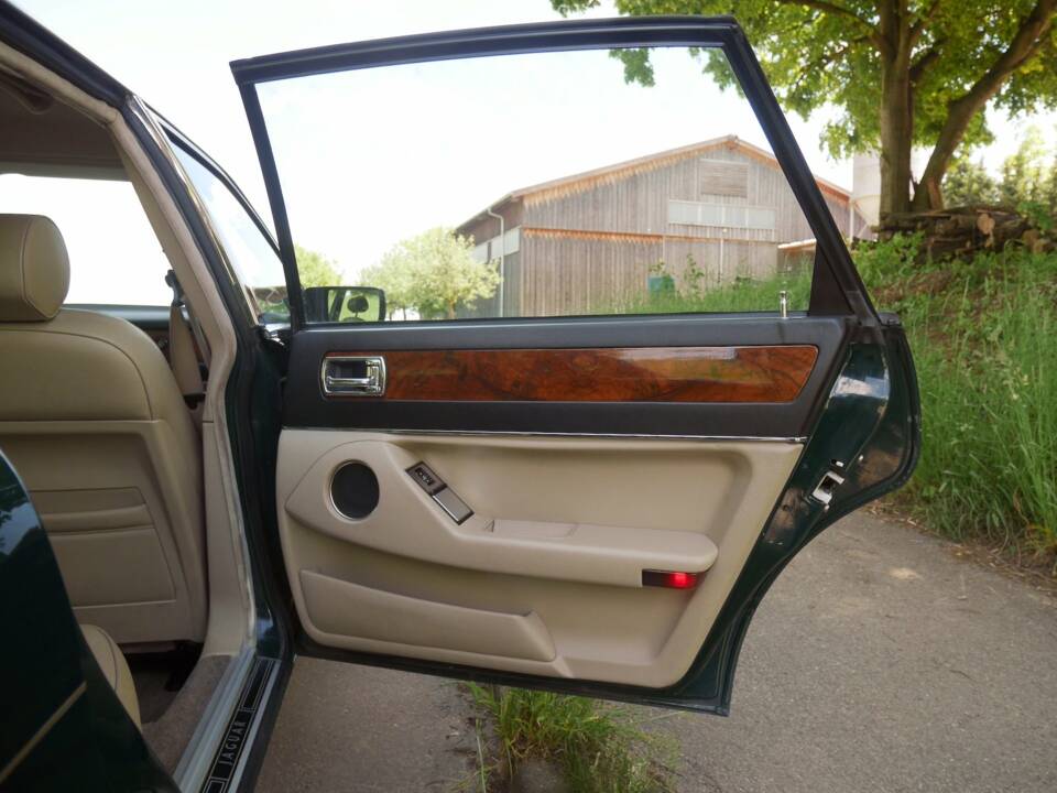 Image 24/33 of Jaguar Sovereign 3.6 (1988)