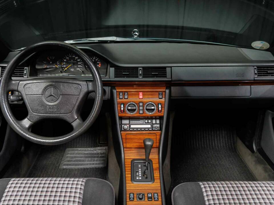Bild 17/40 von Mercedes-Benz E 220 (1995)