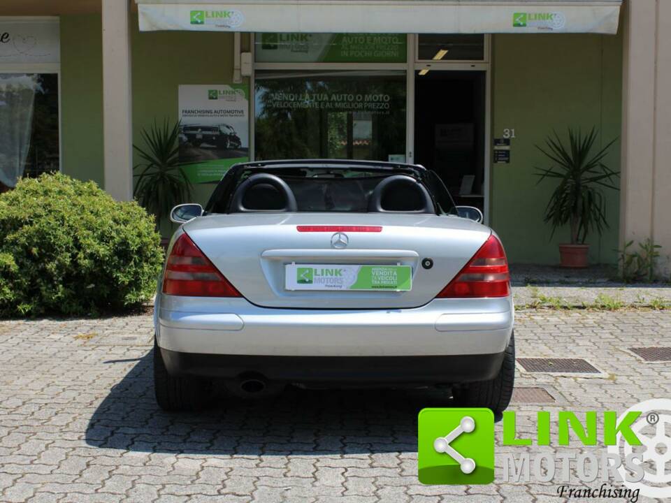 Immagine 3/10 di Mercedes-Benz SLK 200 Kompressor (1997)