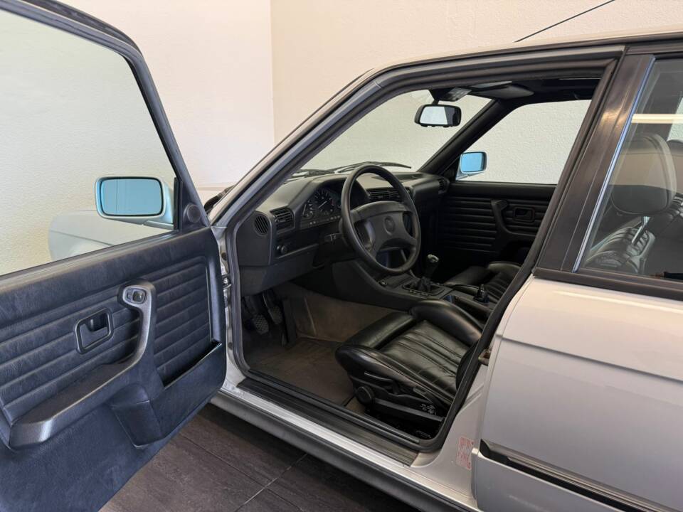 Immagine 23/50 di BMW 325i Touring (1992)