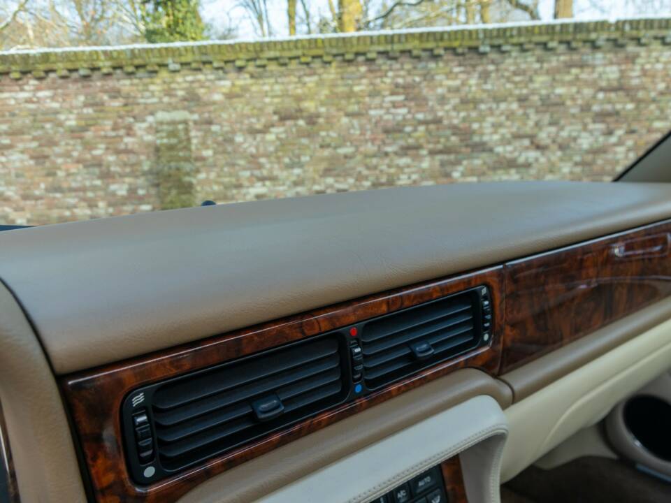 Image 33/50 of Jaguar XJ 6 4.0 Sovereign (1995)