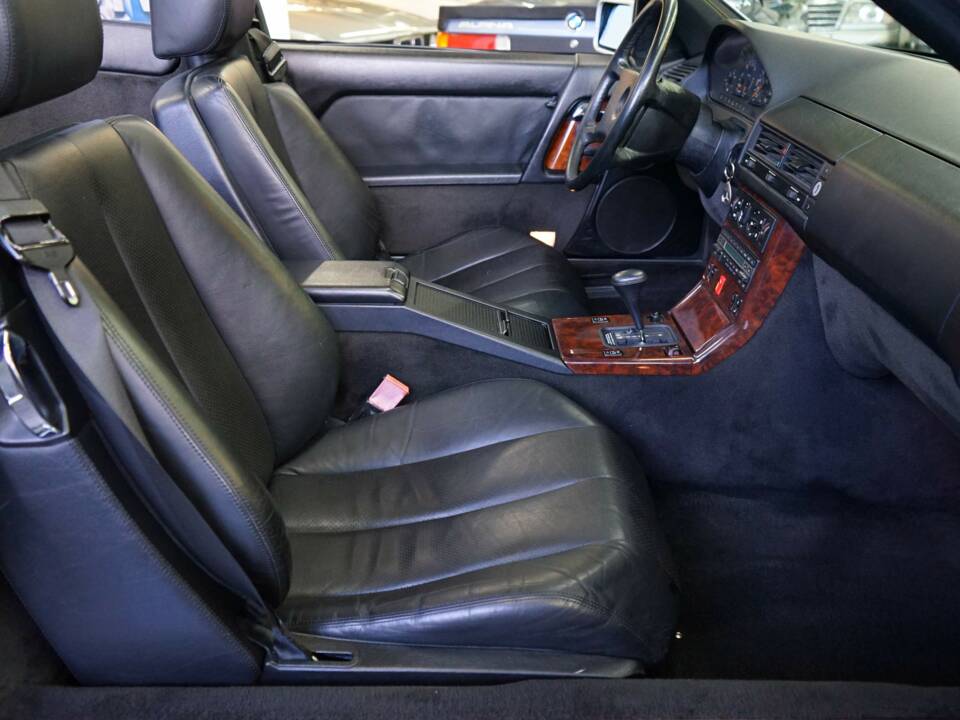 Image 20/38 of Mercedes-Benz 500 SL (1991)