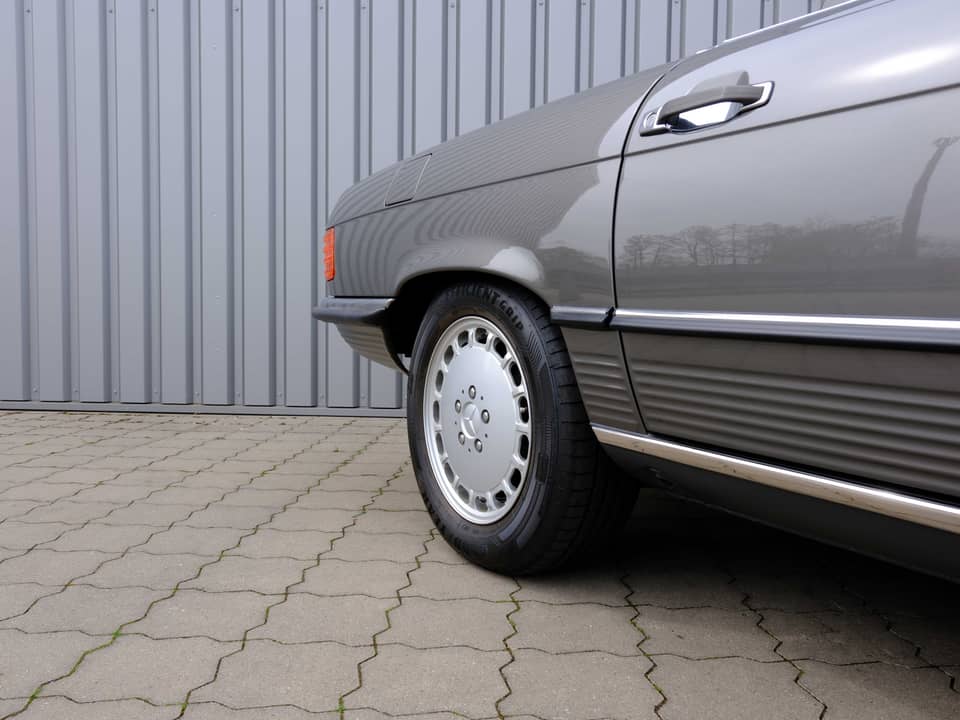 Image 23/96 of Mercedes-Benz 560 SL (1987)