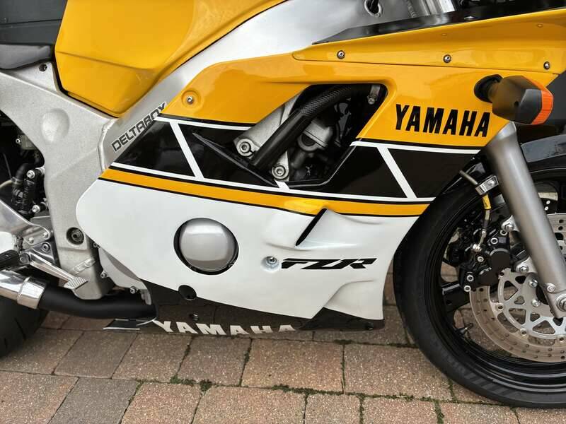 Image 3/21 of Yamaha FZR 400 (1992)