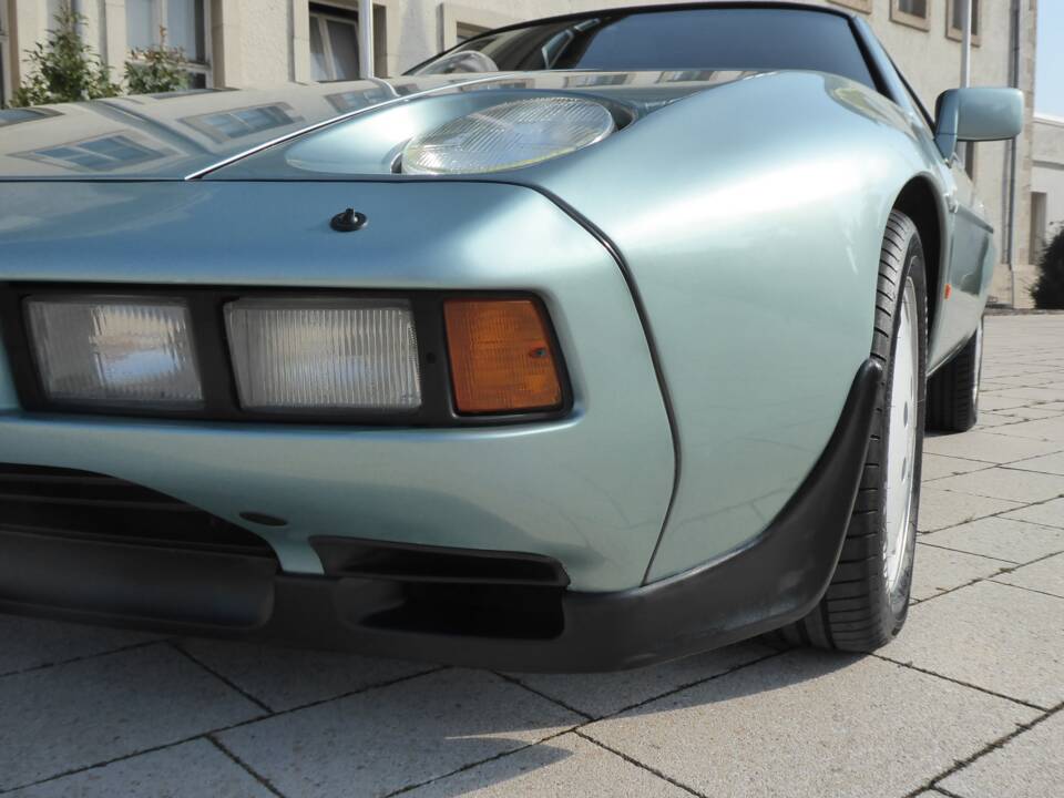 Afbeelding 21/67 van Porsche 928 S (1985)