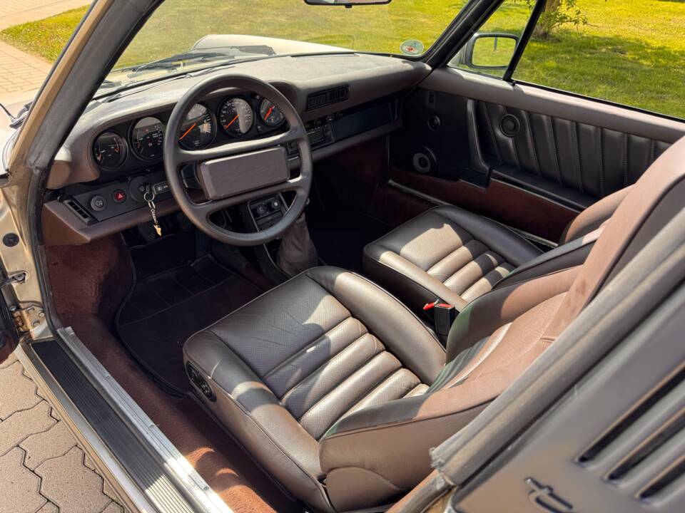 Image 43/88 of Porsche 911 Carrera 3.2 (1985)