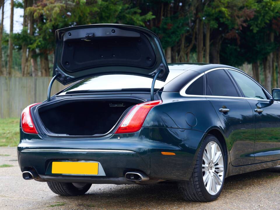 Image 20/50 of Jaguar XJ 5.0 (2010)
