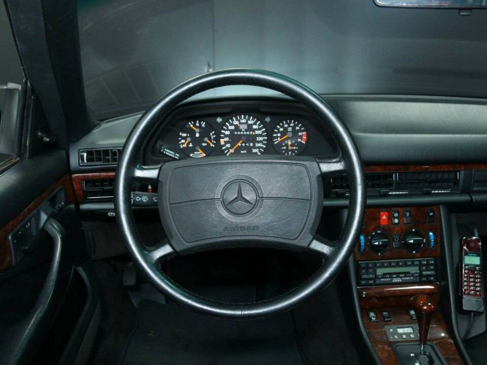 Immagine 16/50 di Mercedes-Benz 560 SEC (1990)