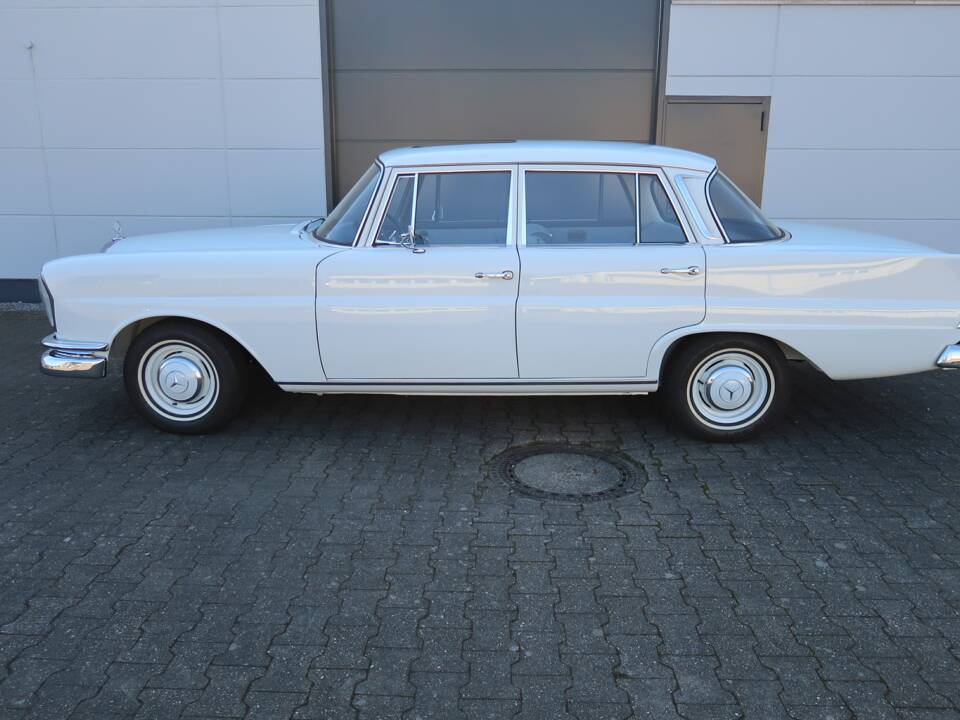 Image 3/50 of Mercedes-Benz 220 b (1965)
