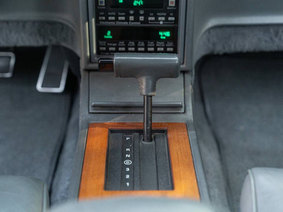 Immagine 44/50 di Cadillac Seville (1988)