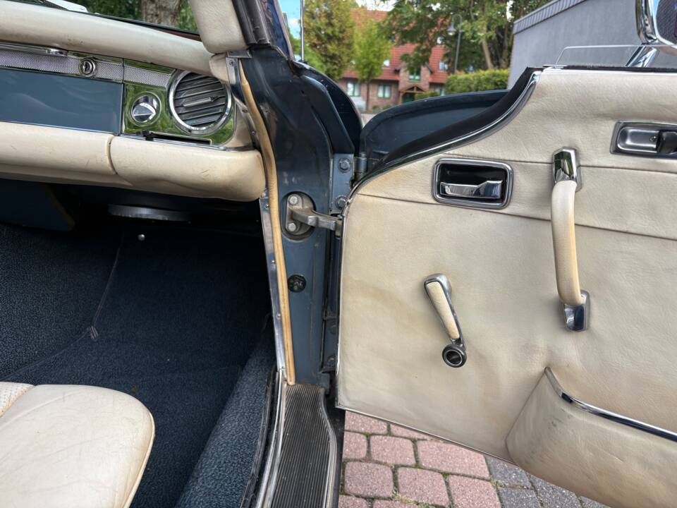 Image 32/38 de Mercedes-Benz 280 SL (1970)