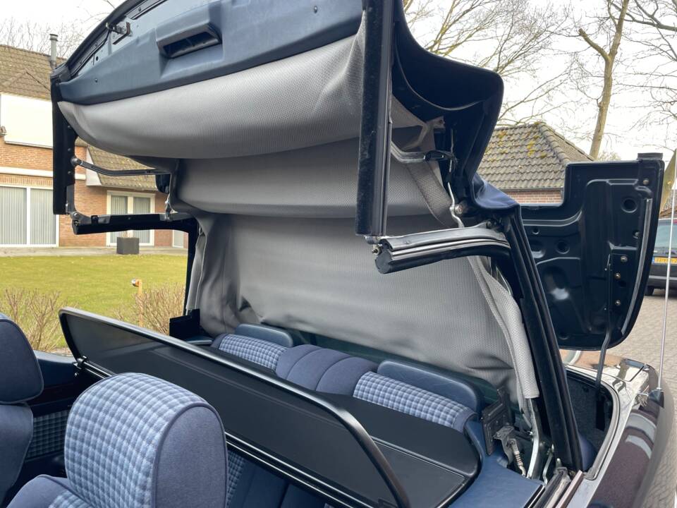 Image 16/25 of Mercedes-Benz E 200 (1996)